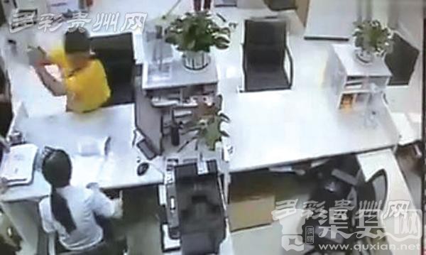 贵州一银行女柜员头被客户砸破 柜员群体不容易