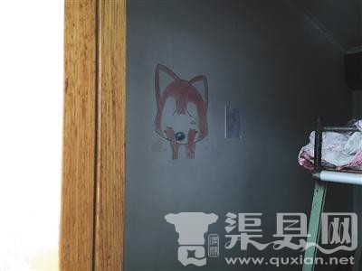 徐彤在卧室里画的画。她是“连云港电大一女生被辱事件”的施暴者之一，一审被认定为主犯之一，判处三年六个月。 新京报记者 李兴丽 摄