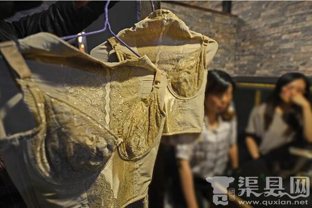武汉两女子花41万买塑形内衣 试穿时被拍下裸照
