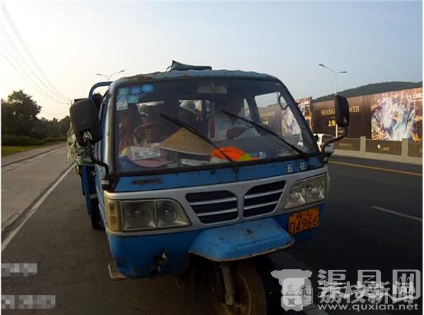 荷载2人三轮车拉40人 民警：最疯狂超载车辆