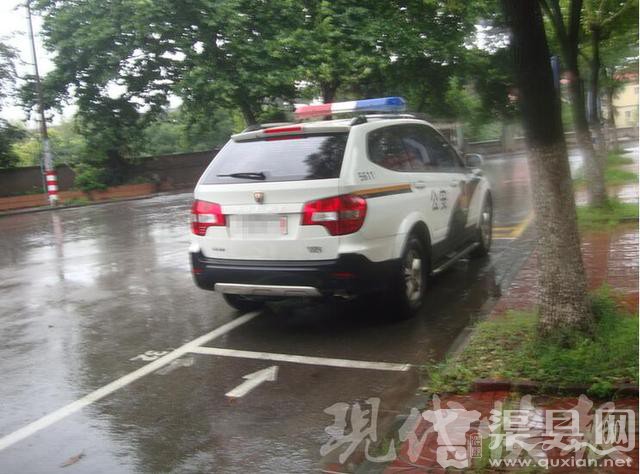 男子暴雨中湿身裸体 市民报警：太容易着凉(图)