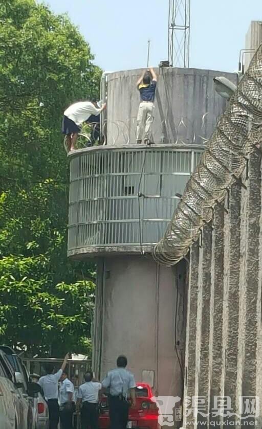 台湾桃园监狱罪犯企图越狱 被铁丝网卡住