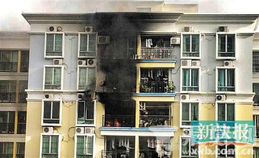 居民楼突起大火 消防员破门疏散6人孕妇惊险逃生