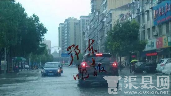 男子冒暴雨淌水捞鱼 掉入下水道失踪(图)