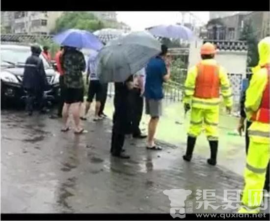 男子冒暴雨淌水捞鱼 掉入下水道失踪(图)