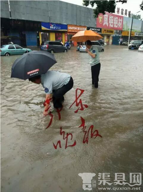 男子冒暴雨淌水捞鱼 掉入下水道失踪(图)