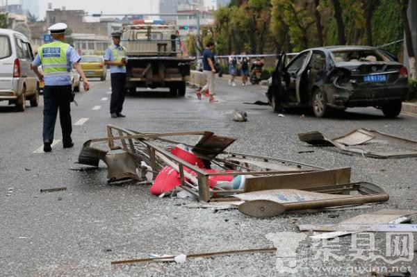 大学生驾车冲上公交站致1死2伤：已拿驾照两年