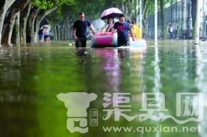 南京一高校每逢暴雨就被淹 师生出行靠橡皮艇 