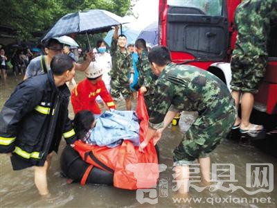暴雨中的武汉：产妇乘气垫船分娩 武大试卷被打湿