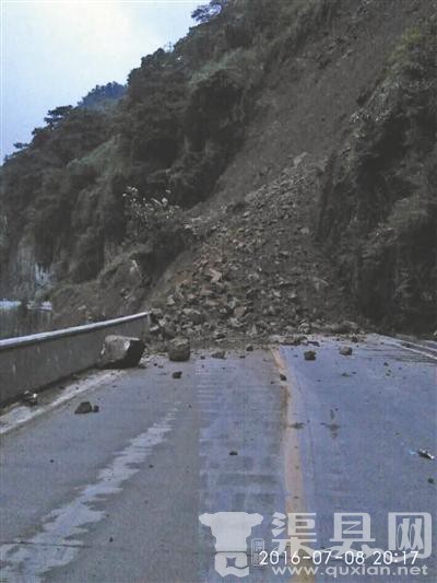 山体垮塌前1分钟 司机倒车10多米拯救车上42人