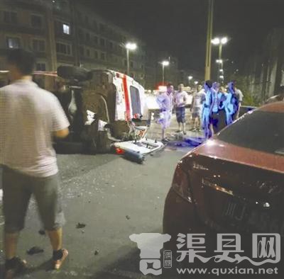 四川救护车被撞侧翻 10多名的哥闻讯赶来施救