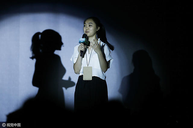 李连杰16岁女儿做公益谈海啸经历 大圆脸似利智