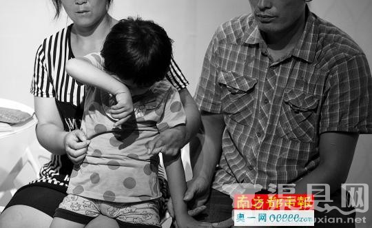 14日，5岁的小付付在父母陪同下在罗湖一机构接受采访。小付付是一名女孩子，却因下半身畸形肿大类似男性特征，并且引发出身体各种毛病，目前已经有韩国医疗机构答应为其免费整形治疗。南都记者 霍健斌 摄