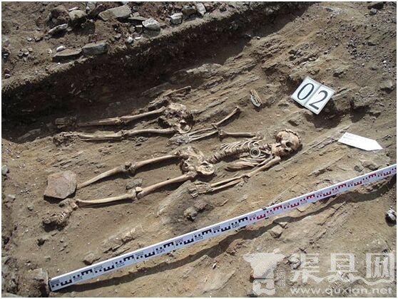 贝加尔湖畔现青铜时期古墓 墓主夫妇牵手近5000年