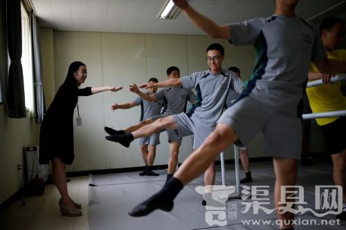 韩国军人学芭蕾减压 壮汉踮脚变“天鹅”(图)