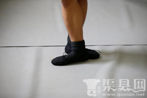 画面太美！韩军人学芭蕾减压 壮汉踮脚变“天鹅”
