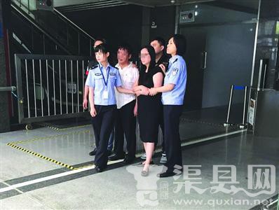 上海警方在虹桥火车站抓获“叶子”等嫌犯 /警方供图