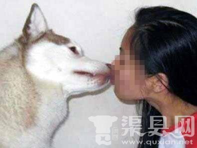 女子上班前和狗狗吻别 嘴唇被咬裂险毁容