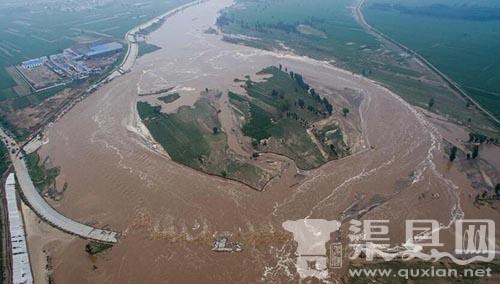 河北邢台遭洪灾：村中一片狼藉 从卧室出来水到腰