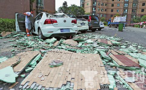 西安一楼房百平方米瓷片突然脱落 砸坏楼下5辆车