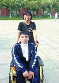 母亲背着瘫痪儿子求学14年 励志小伙考上武大