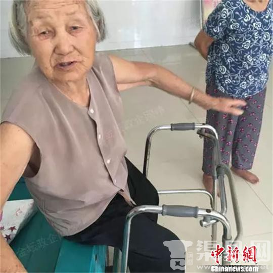福利院91岁的奶奶说，没有不让用空调，但她觉得晚上不算热，她扇子摇摇就够了。唐娟 摄