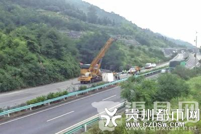 高速公路上装载用绳索磨损 万斤巨石滚落车道