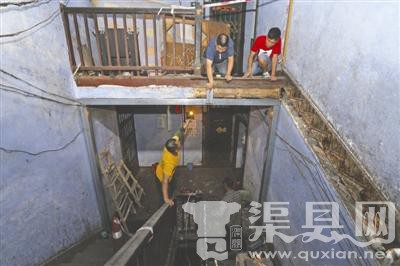 四川成都60年房龄老屋楼梯垮塌 致3人受伤