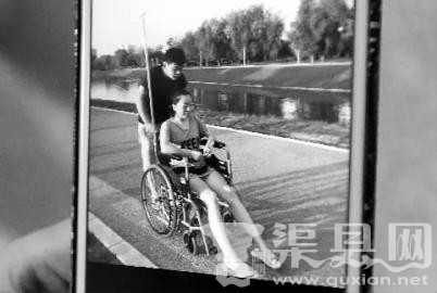 8月3日，鲍涛用轮椅推着魏平去了趟长春公园