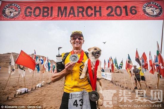 英国男子跑步穿越中国戈壁 流浪狗一路跟随