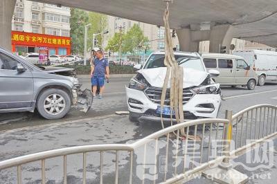 郑州一司机疑发癫痫病 车辆失控致8车连撞 