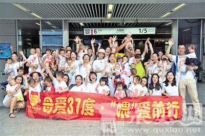重庆20位妈妈地铁上哺乳快闪 呼吁增设母婴室