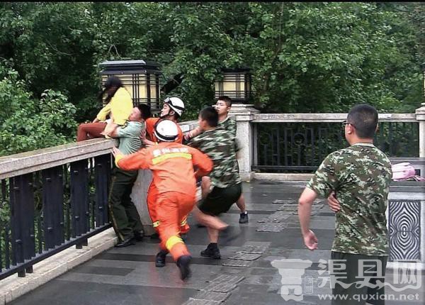 女子坐桥栏杆欲跳河 消防员飞身将其救下(图)