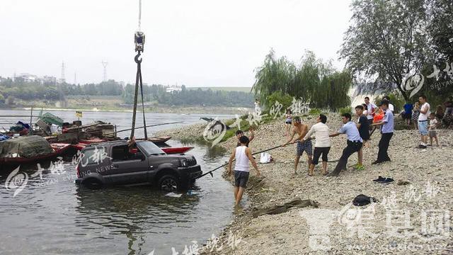 男子江边练习上坡起步 连人带车溜进水中(图)