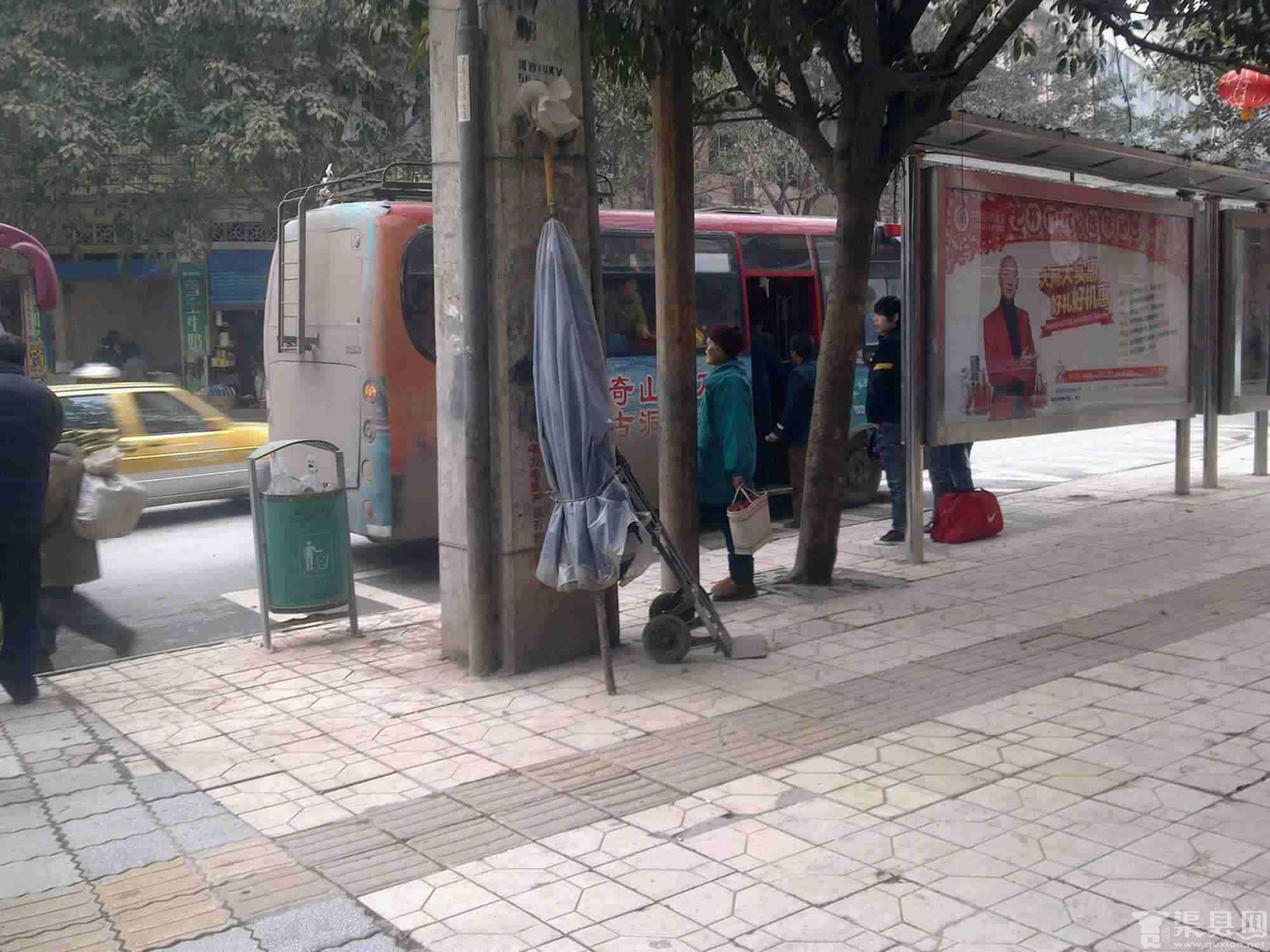 停在“原省车站”的青龙公交车人满为患！！