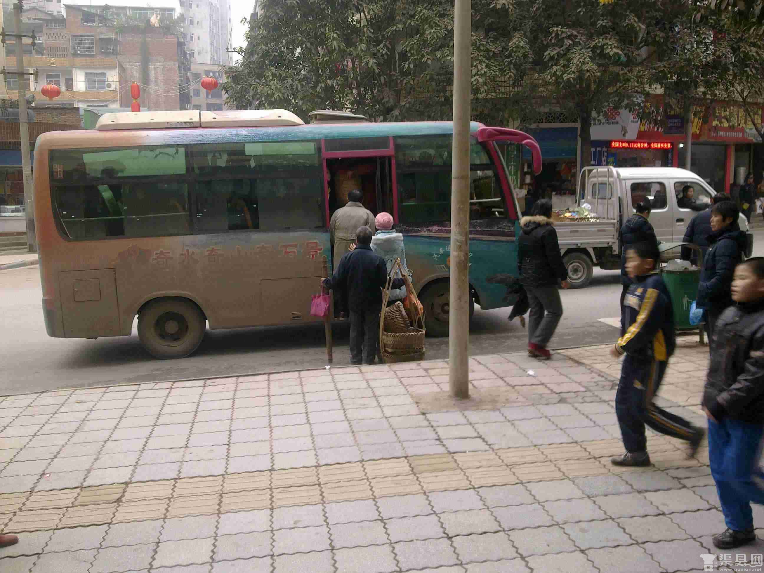 停在“原省车站”的青龙公交车人满为患！！