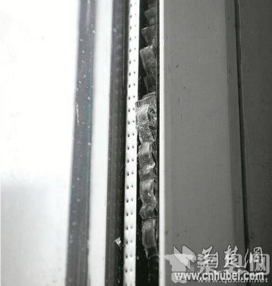18层高楼玻璃墙裂无人管 市民无奈用透明胶带粘