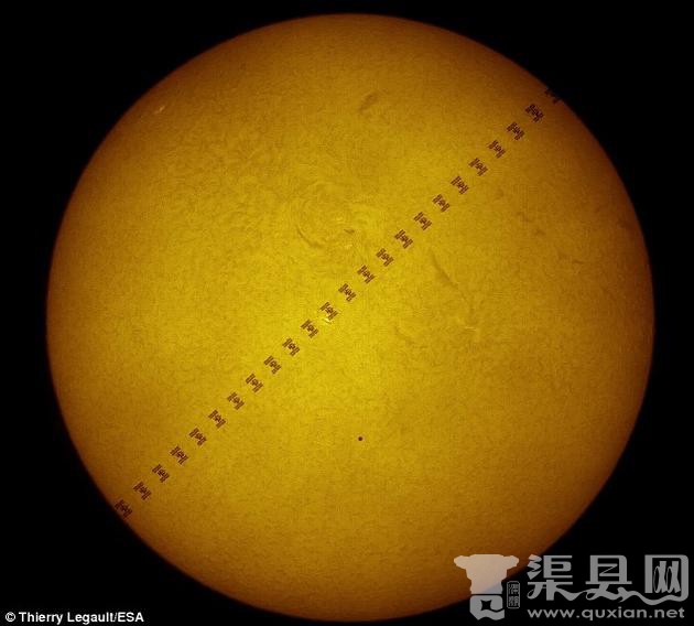 乍一看，你大概会惊叹于这张照片里国际空间站从太阳前方经过时的壮观景象。但请更加仔细地观察，你会发现在它的旁边还有一个小圆点，那是水星