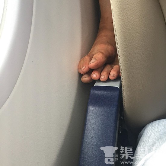 伸脚,抢地盘,熊孩子:飞机上最不能忍的30种乘客