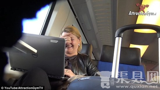 恶作剧者火车上播放色情片 偷拍乘客反应