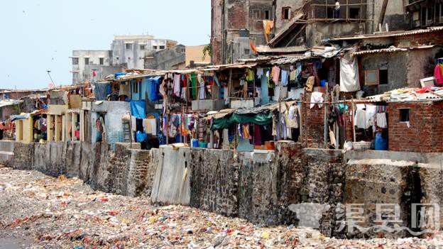 图为印度孟买的一处贫民窟。