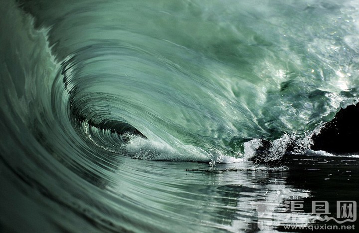 摄影师冒生命危险拍摄巨浪的迷人景象