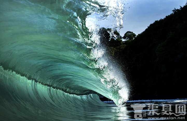 摄影师冒生命危险拍摄巨浪的迷人景象