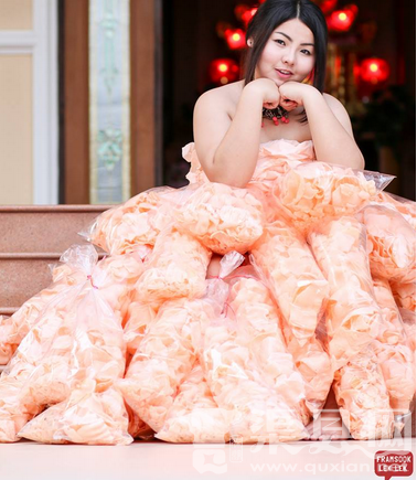 女子用“大虾”恶搞，完美复制女星红毯礼服！