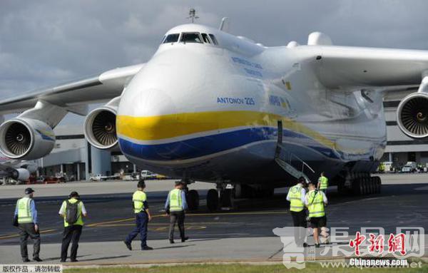 当地时间2016年5月15日，澳大利亚珀斯，世界最大飞机安-225运输机载有130吨发电机，飞抵澳大利亚珀斯机场。