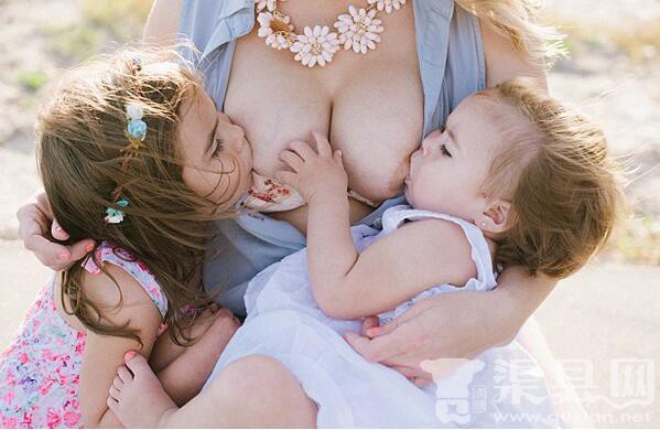 为证明优越感，一母亲同时母乳喂养两孩子