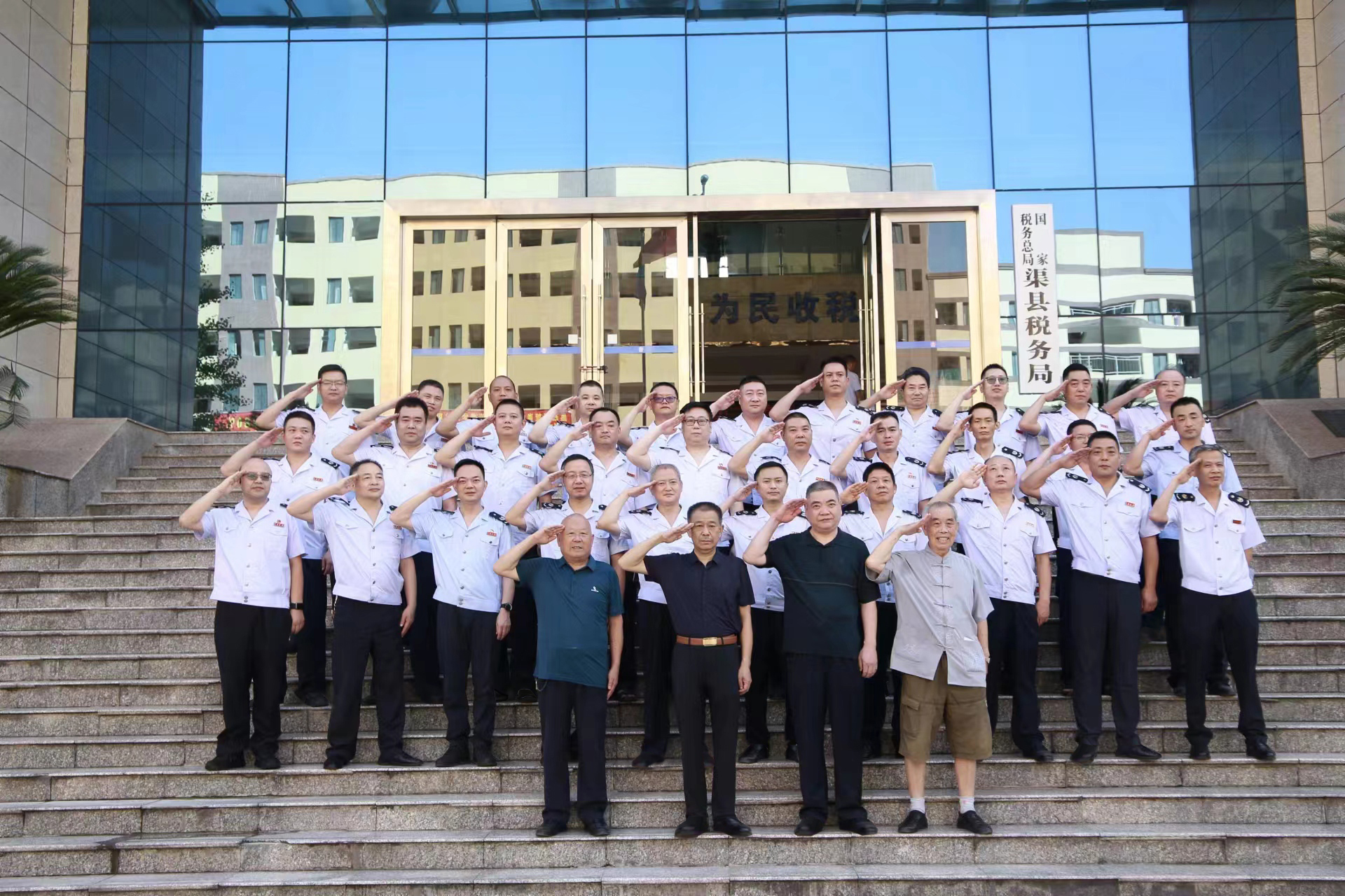 组织退役军人职工举行升旗仪式 (2).jpg