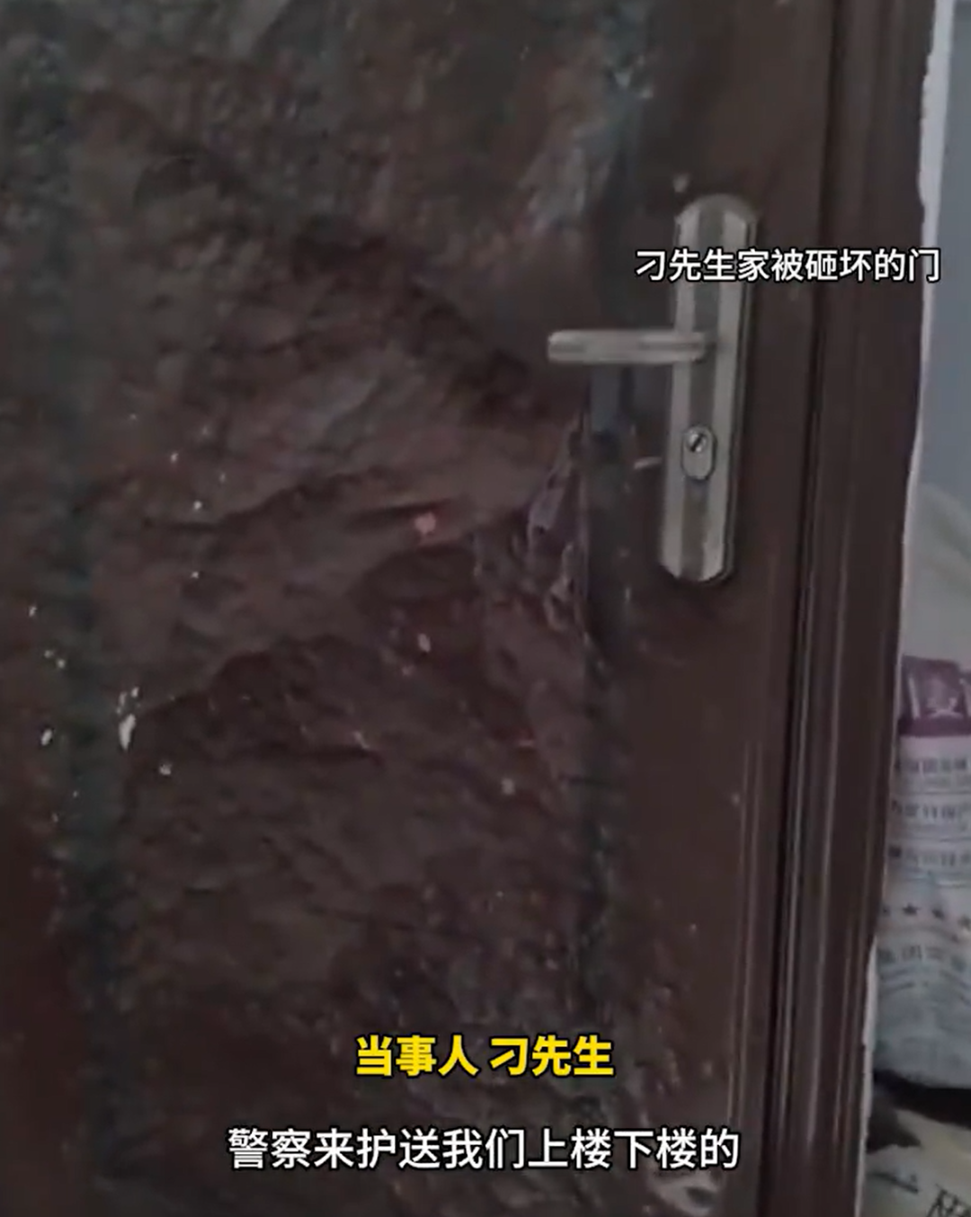 男子遭精神病邻居砸门咒骂2年半，警方：不予行政处罚