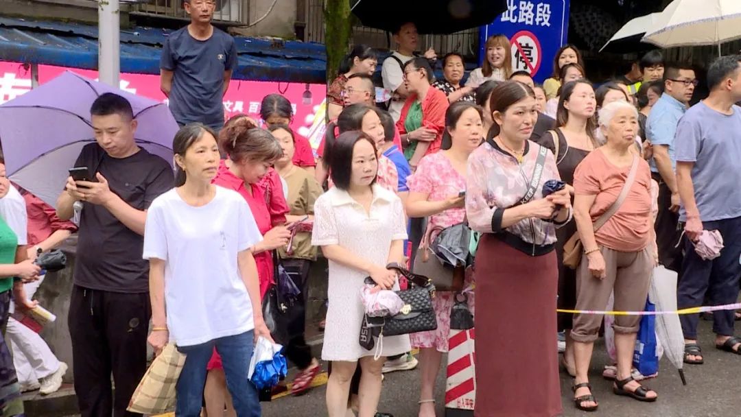你在考场奋笔疾书 我在场外静心等候