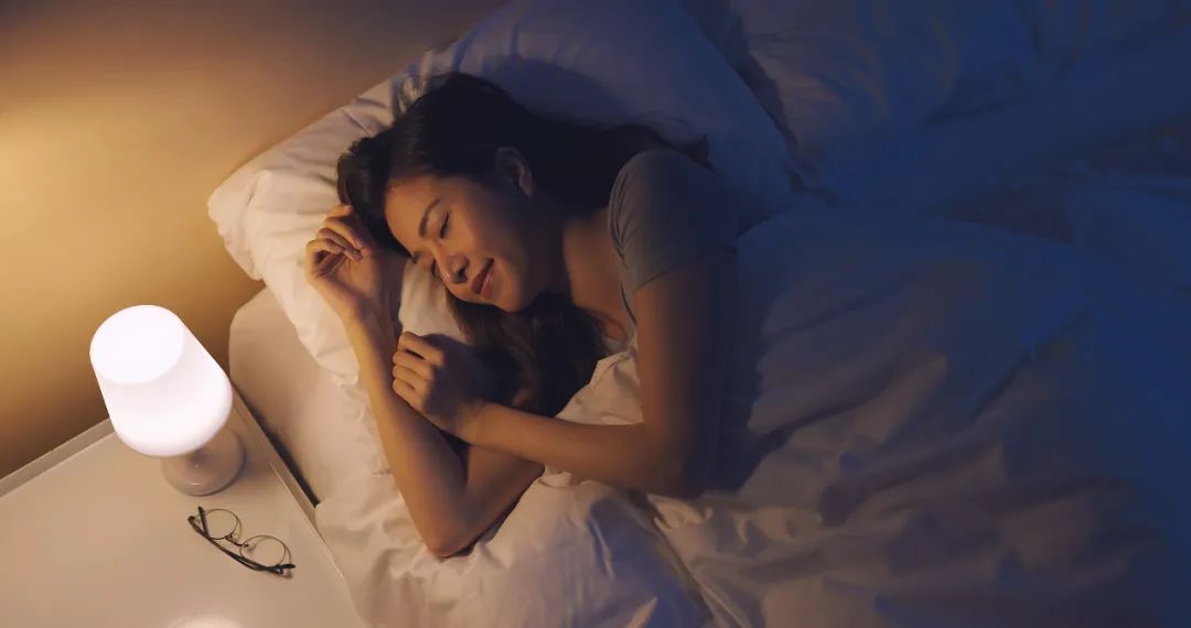 天气炎热，睡觉时开窗好还是开空调好？